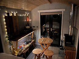 1 Bed Cabin - Sleeps 2 - Hottub - Parking - Garden