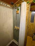 1 Bed Cabin - Sleeps 2 - Hottub - Parking - Garden