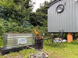 1 Bed Cabin - Sleeps 2 - Hottub - Parking - Garden