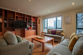 Elegant 4B 2B Unit in Melbourne CBD w/ Parking!