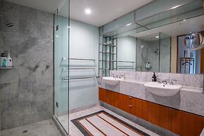 Elegant 4B 2B Unit in Melbourne CBD w/ Parking!