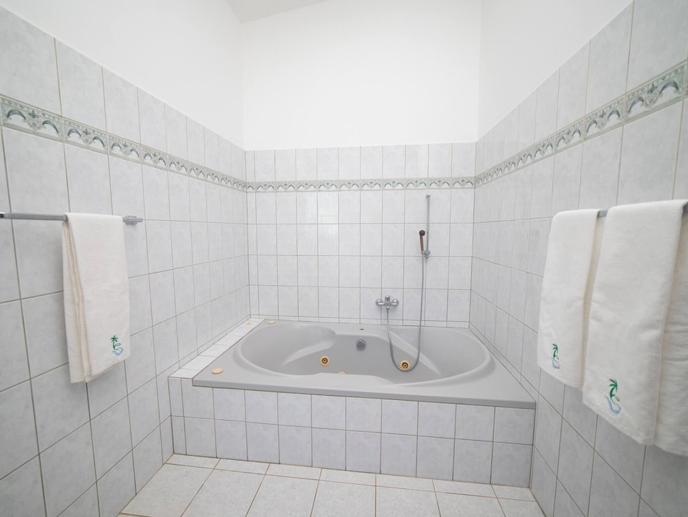 Casati Golden House, Great Pool & Garden!
