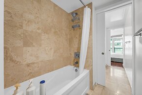 Elegant Suites - CN Tower & Lake View
