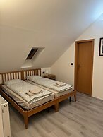 1 Bed Flat - Sleeps 4 - Pets - Smoking on Terrace
