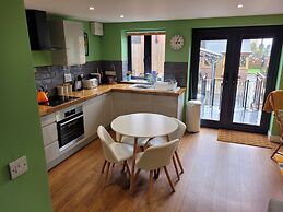 Forest Cedar Lodge, Cinderford, Sleeps 4