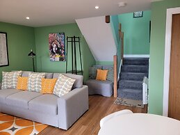 Forest Cedar Lodge, Cinderford, Sleeps 4