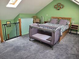 Forest Cedar Lodge, Cinderford, Sleeps 4