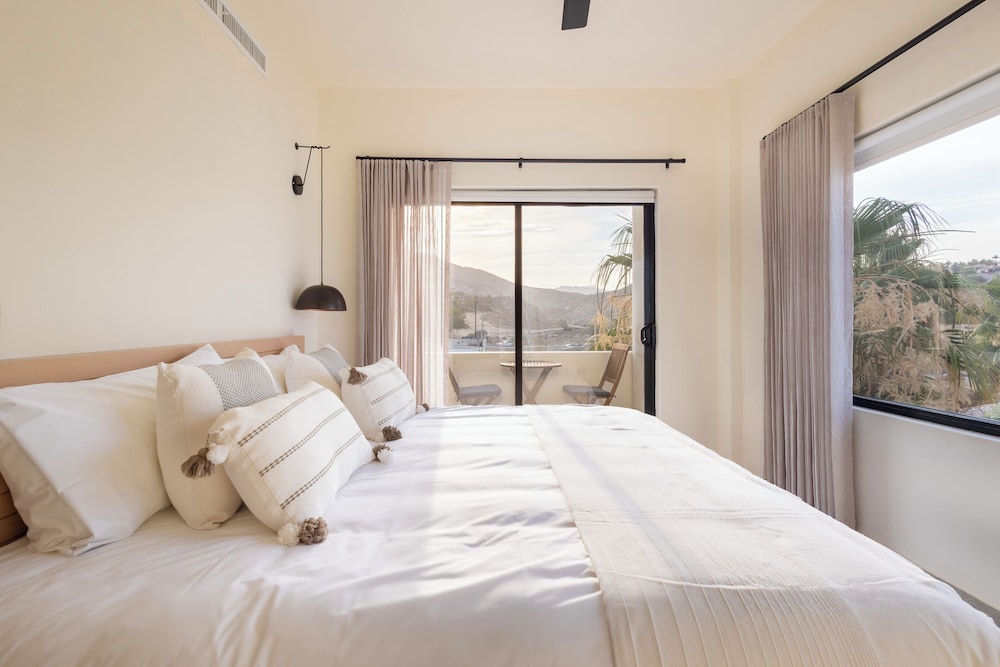 Cabo Break Hotel