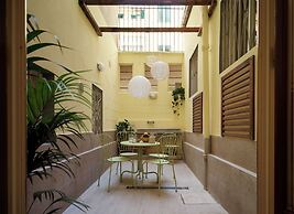 Vintage Romance Patio Apt by Oteego