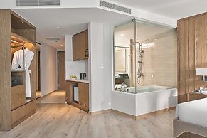 LYN Panorama Beachfront Studio
