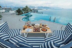 LYN Panorama Beachfront Studio
