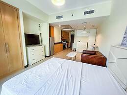 Yogi - Chic Studio with City Views in Goldcrest Views