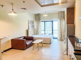Yogi - Chic Studio with City Views in Goldcrest Views