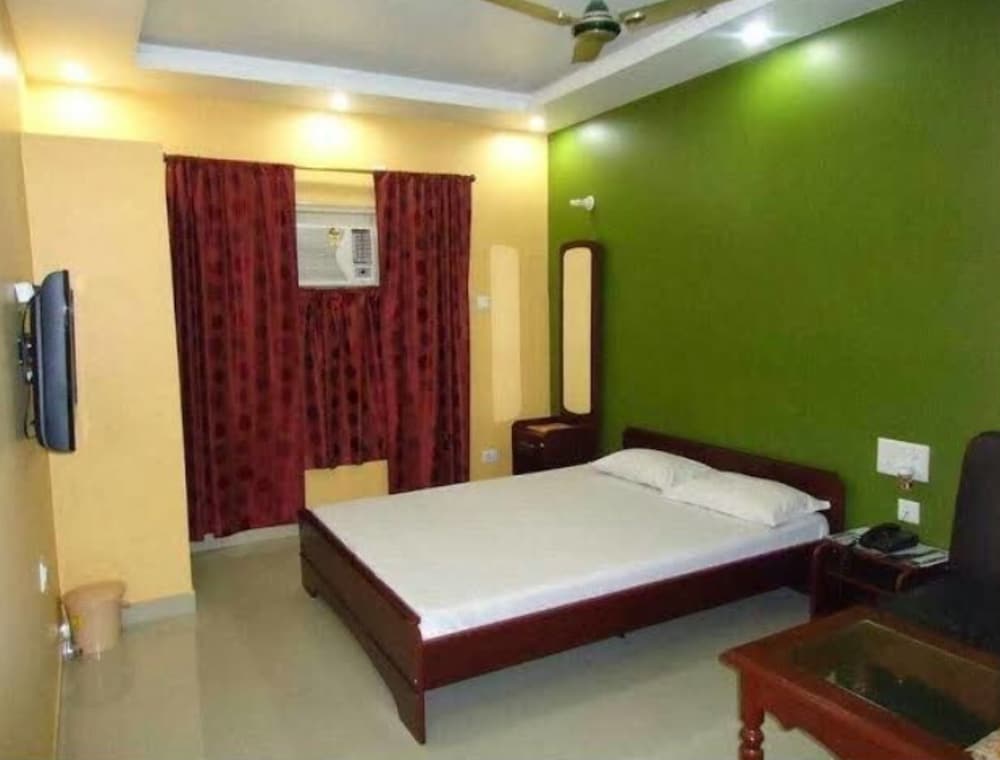 Goroomgo Galaxy Palace Bareli