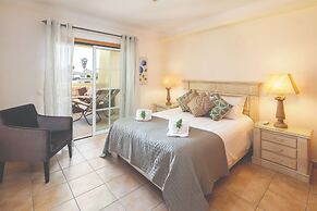 Stylish 2BR Apartment With Pool, Parking & Wifi