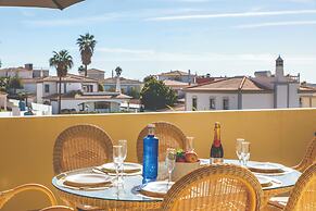 Stylish 2BR Apartment With Pool, Parking & Wifi