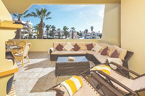 Stylish 2BR Apartment With Pool, Parking & Wifi