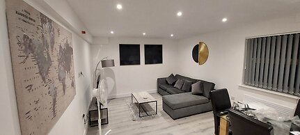 Modern 3 Bedrooms Apt. 01 - Camberley