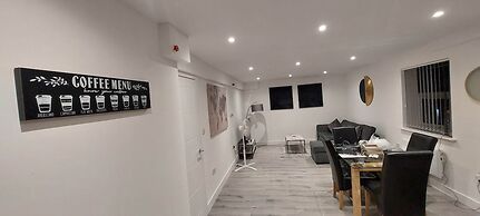Modern 3 Bedrooms Apt. 01 - Camberley