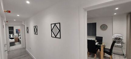 Modern 3 Bedrooms Apt. 01 - Camberley