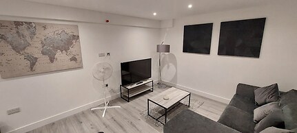 Modern 3 Bedrooms Apt. 01 - Camberley