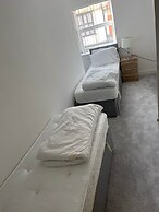 Modern 3 Bedrooms Apt. 01 - Camberley