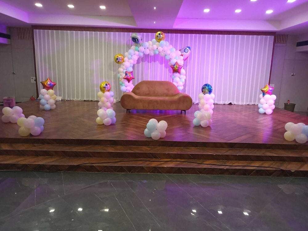 Hotel Crescent Rooms And Banquet