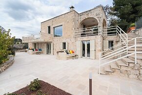 Villa L'Arco in Col with jacuzzi tub