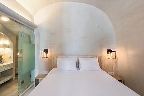 Rhenia Suites-Prive Jacuzzi&Caldera View