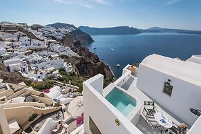 Rhenia Suites-Prive Jacuzzi&Caldera View