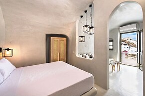 Rhenia Suites-Prive Jacuzzi&Caldera View