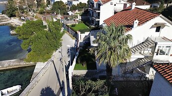 Waterfront Apartment Petrovina