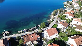 Waterfront Apartment Petrovina
