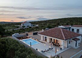 Villa Miki