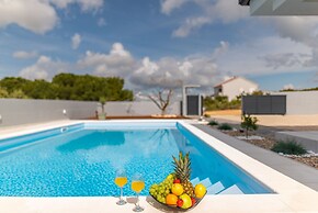 Villa Miki