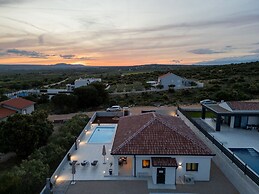 Villa Miki