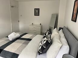Birmingham - 4BR - Sleeps 9 - Parking - Garden