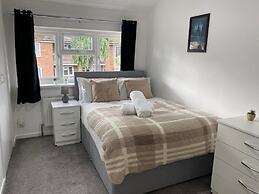 Birmingham - 4BR - Sleeps 9 - Parking - Garden