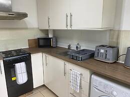 Birmingham - 4BR - Sleeps 9 - Parking - Garden