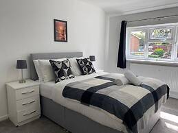 Birmingham - 4BR - Sleeps 9 - Parking - Garden