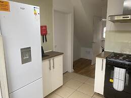 Birmingham - 4BR - Sleeps 9 - Parking - Garden