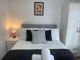 Birmingham - 4BR - Sleeps 9 - Parking - Garden