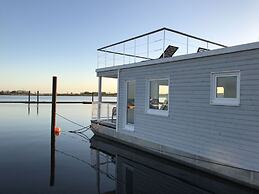 Houseboat Comfortable Vacation Home