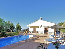 Luxury Villa in Sayalonga With Private Pool