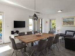 Villa on Brac Island Near Beach & Pool