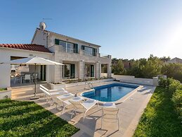 Villa on Brac Island Near Beach & Pool