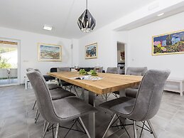 Villa on Brac Island Near Beach & Pool