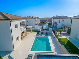 Villa Dvor Comfortable Holiday Residence
