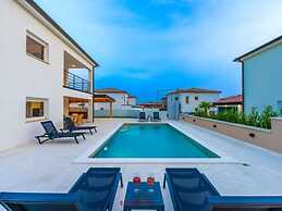 Villa Dvor Comfortable Holiday Residence