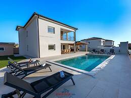 Villa Dvor Comfortable Holiday Residence